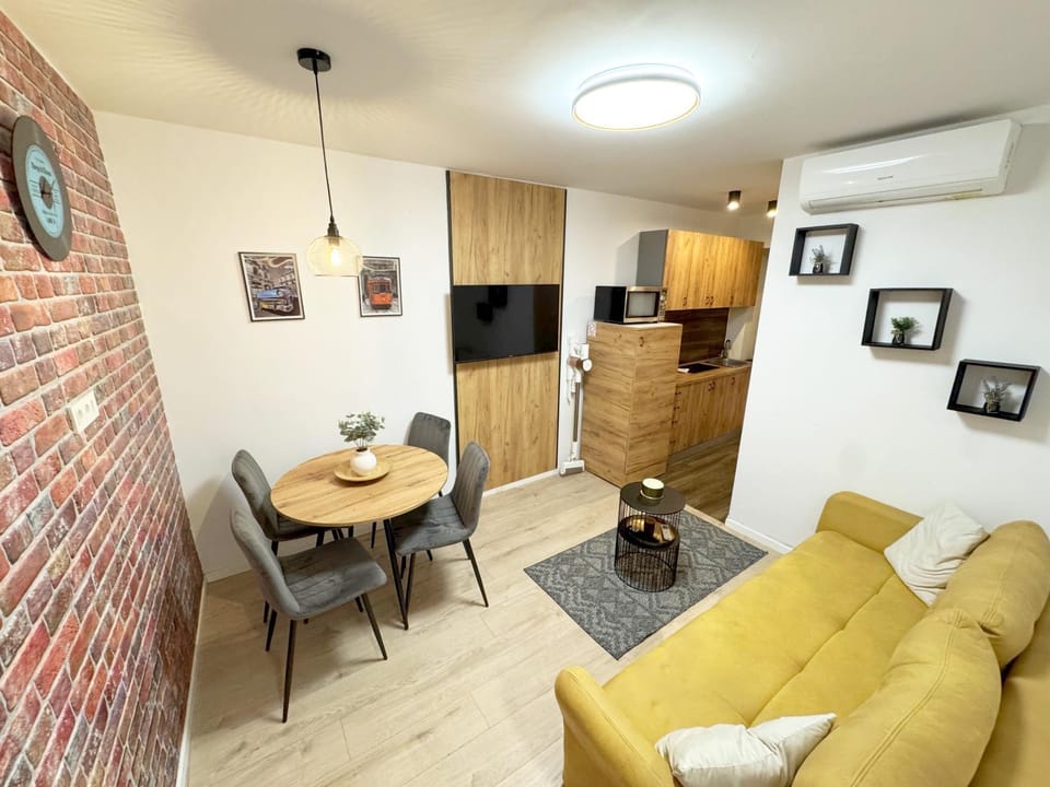 TV and multimedia, Kitchen or kitchenette, Living room, Seating area, Dining area, air conditioner