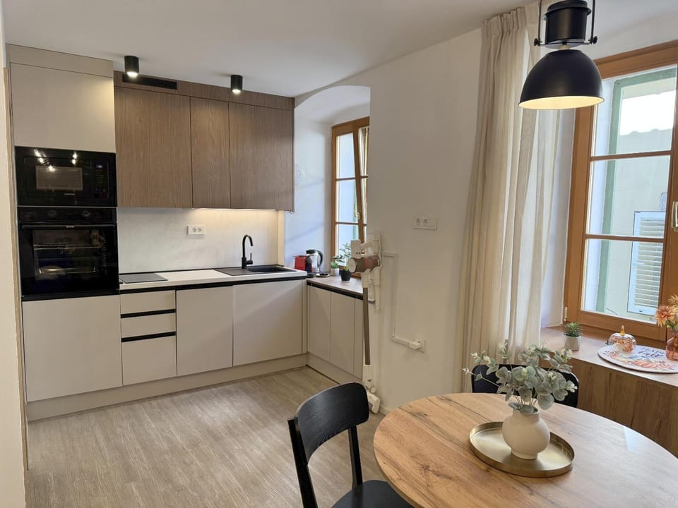 Coffee/tea facilities, Kitchen or kitchenette, Dining area, dishwasher, microwave, oven, stove, washing machine, kitchen