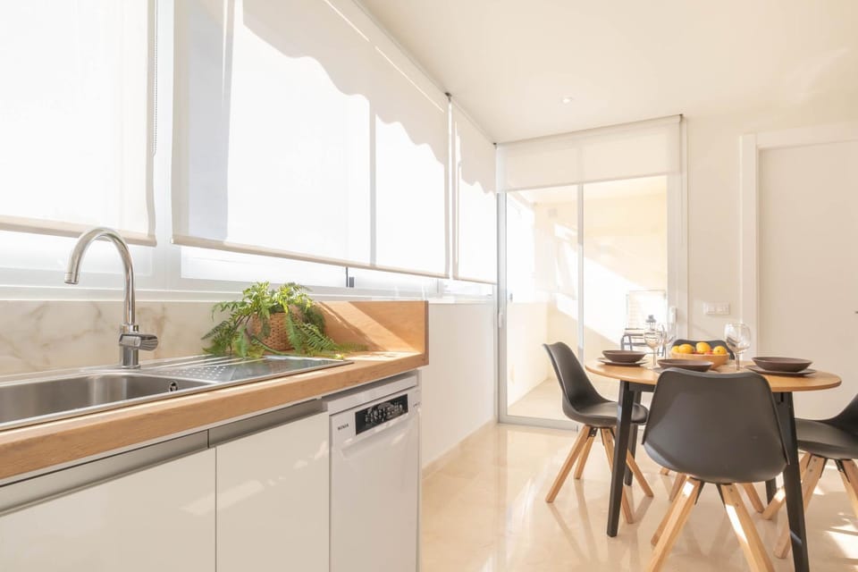 Kitchen or kitchenette, Dining area, minibar, pet friendly, stove