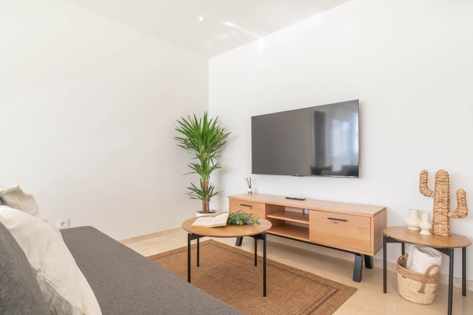 TV and multimedia, Living room, Seating area, Dining area, air conditioner