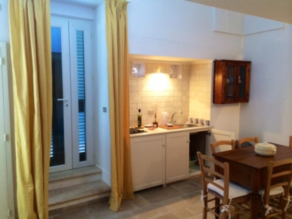 Kitchen or kitchenette, Dining area, stove