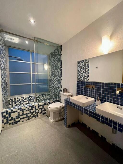 Shower, Toilet, Bathroom, Bath, towels
