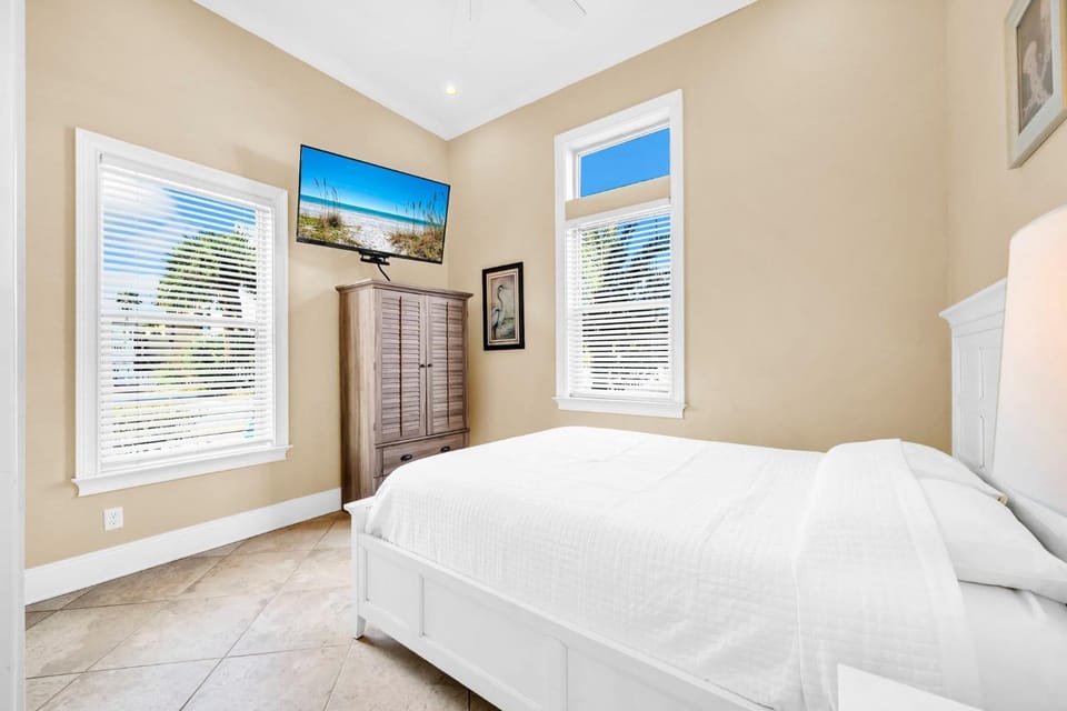 Bed, TV and multimedia, Photo of the whole room, Bedroom