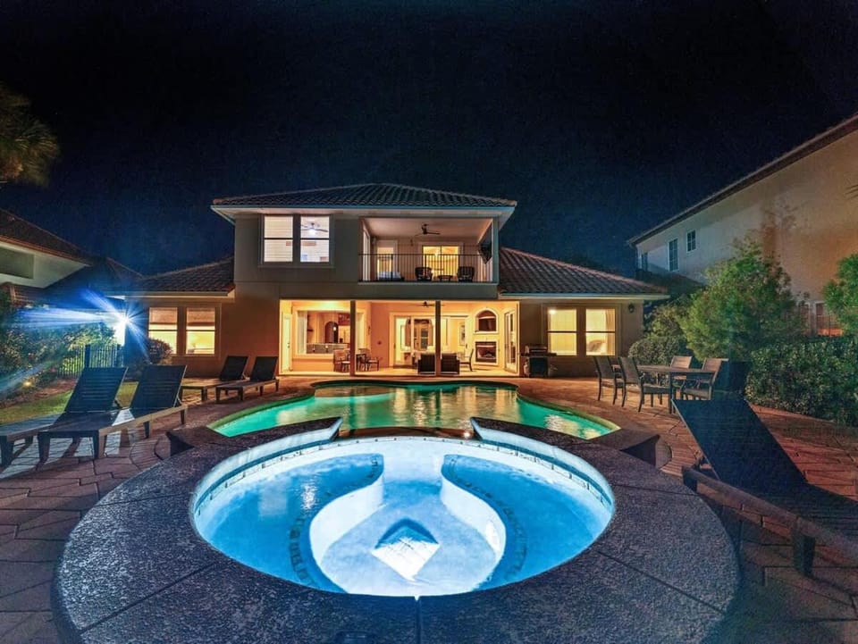 Property building, Patio, Night, Natural landscape, Hot Tub, Pool view, Swimming pool, sunbed