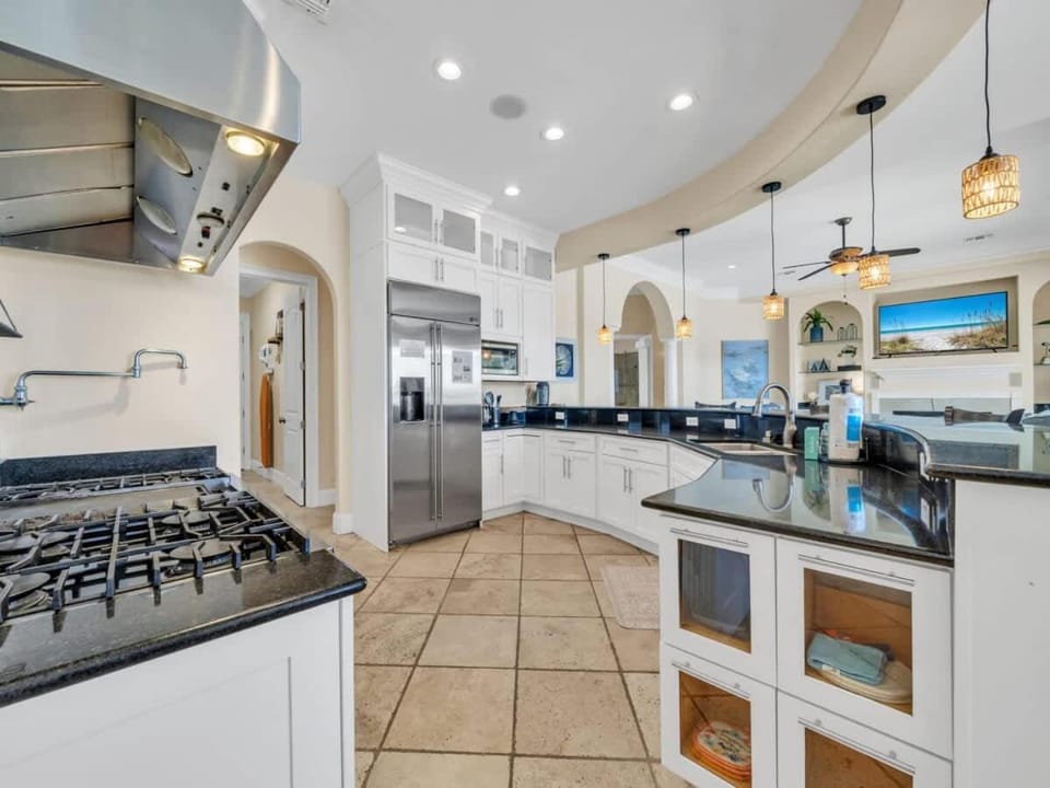 Kitchen or kitchenette, dishwasher, stove