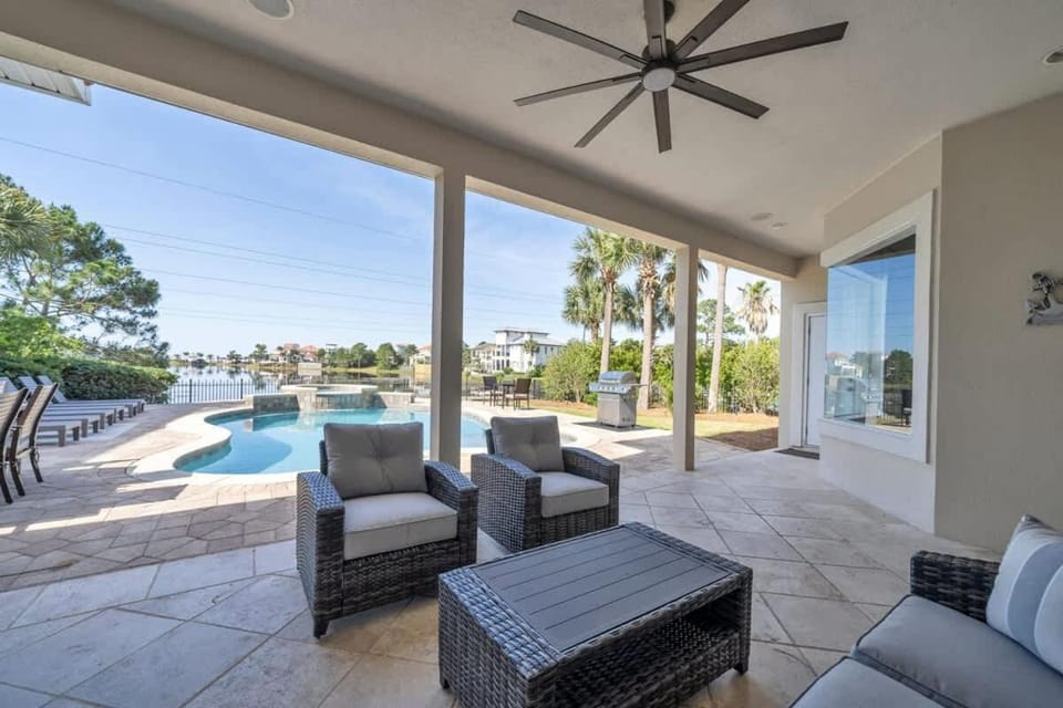 Patio, Day, View (from property/room), Balcony/Terrace, Seating area, Pool view, Swimming pool, sunbed