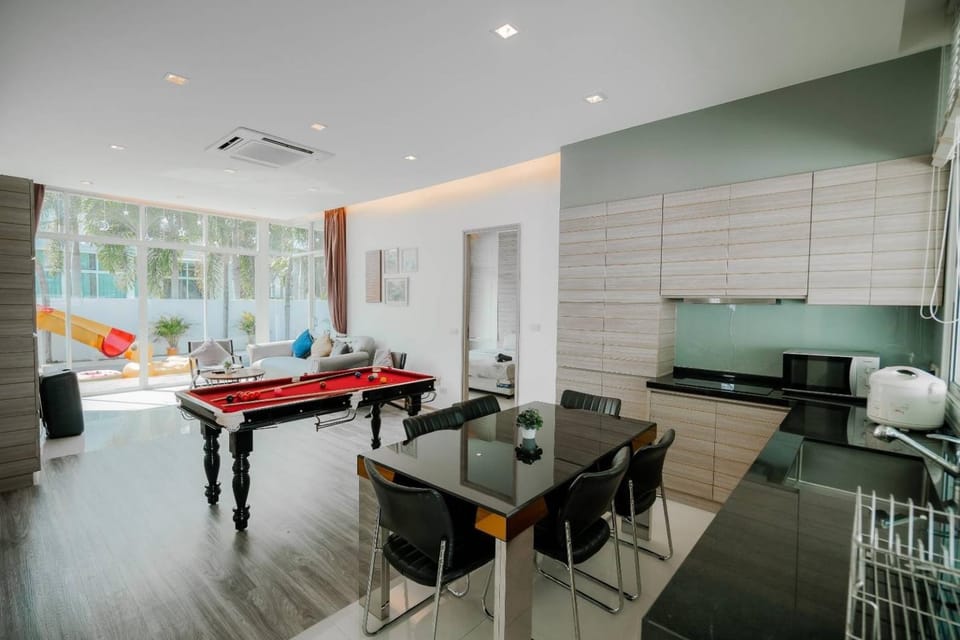 Living room, Seating area, Dining area