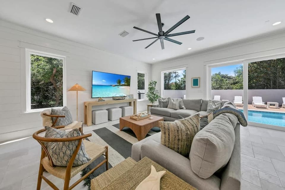 Communal lounge/ TV room, TV and multimedia, Living room, Seating area, Pool view