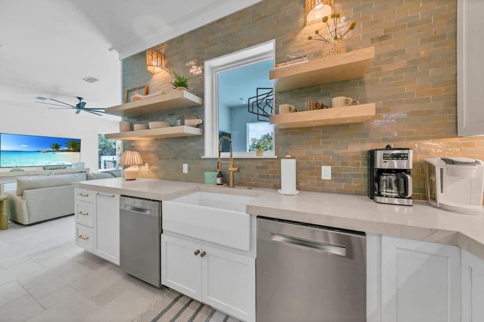 Coffee/tea facilities, Kitchen or kitchenette, dishwasher, oven, toaster