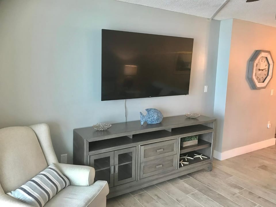 TV and multimedia, Living room, Seating area, Evening entertainment