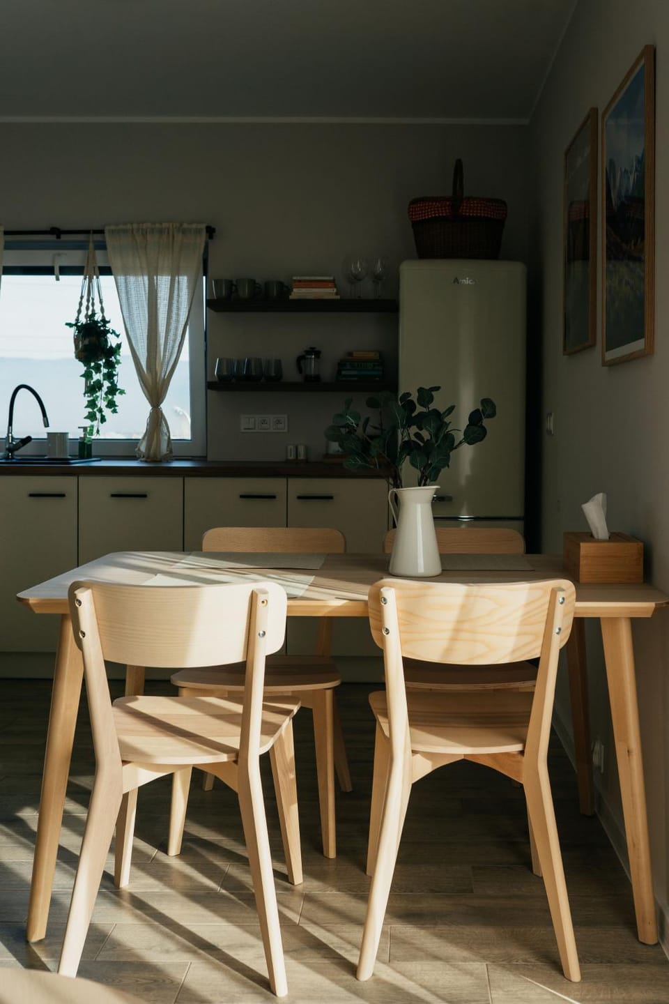 Dining area, kitchen