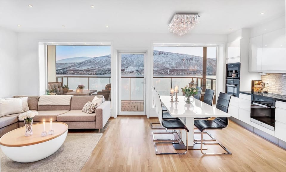 Natural landscape, TV and multimedia, Living room, Seating area, Dining area, Mountain view