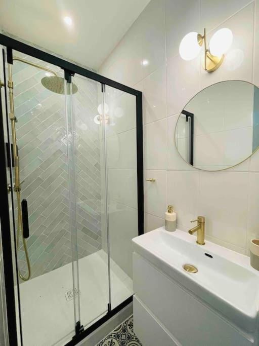 Shower, Bathroom, towels