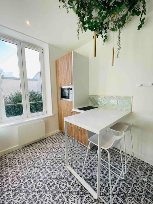 Kitchen or kitchenette, Dining area, minibar, pet friendly