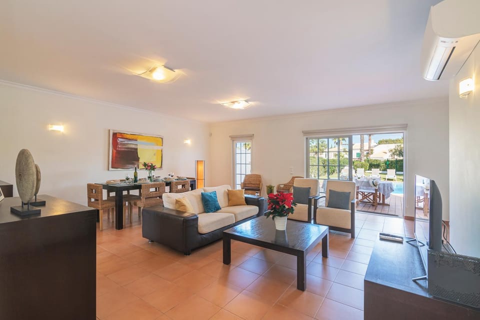 TV and multimedia, Living room, Dining area, air conditioner