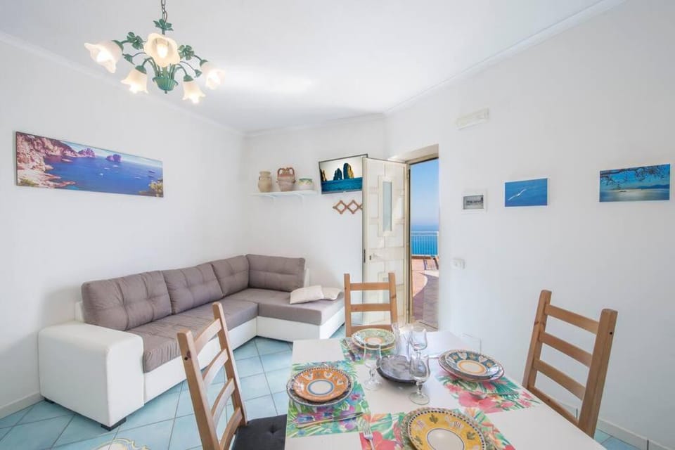 Living room, Food and drinks, Seating area, Dining area, Food
