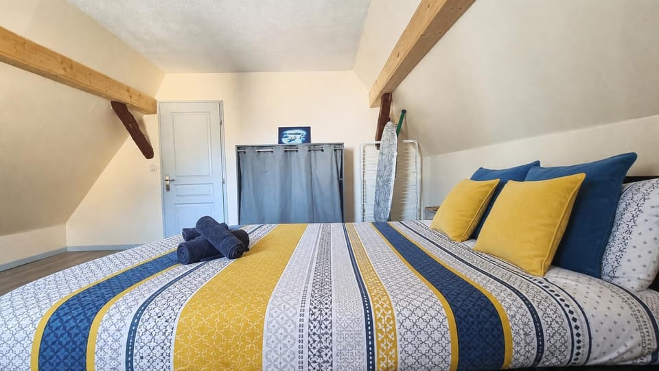 Bed, Photo of the whole room, Bedroom