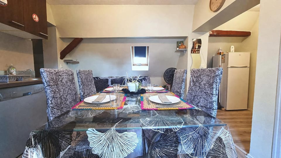 Seating area, Dining area