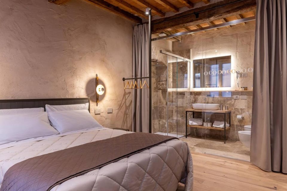 Bed, Bathroom, Photo of the whole room