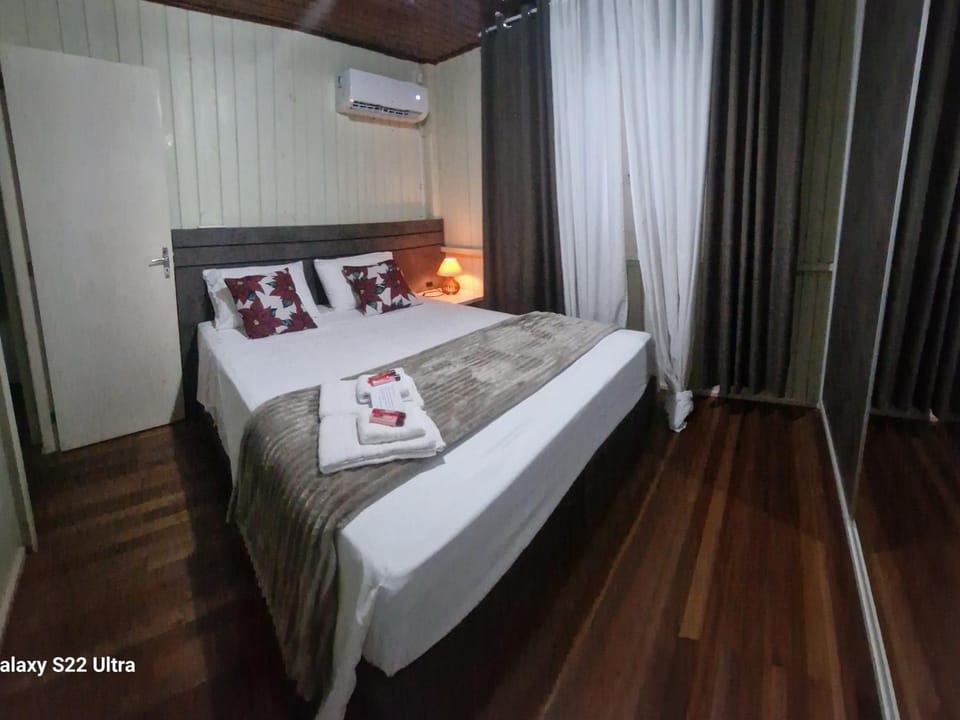 Bed, Photo of the whole room, towels, air conditioner