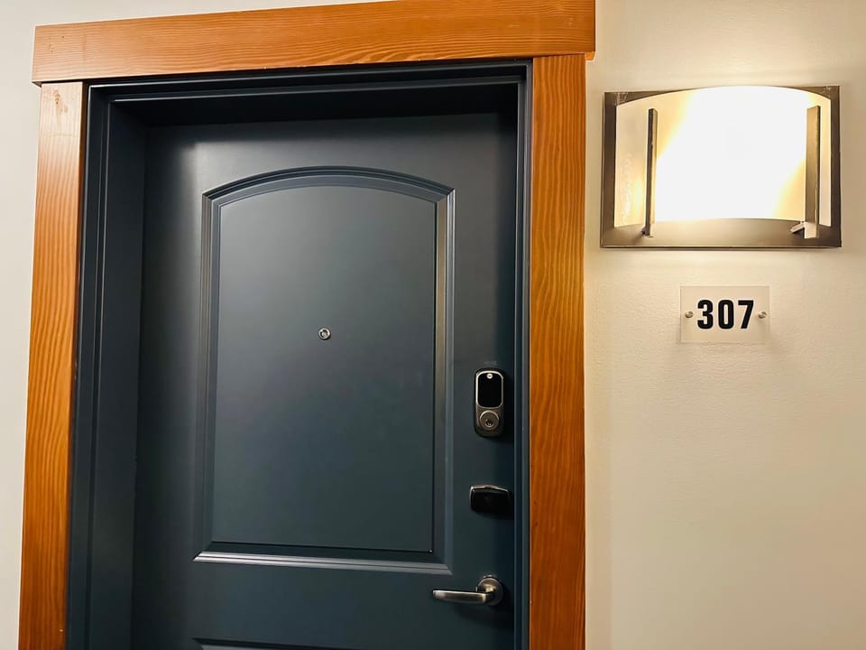 Canmore Mountain Retreat - Heated Pool & Hot-tub Apartment in Canmore