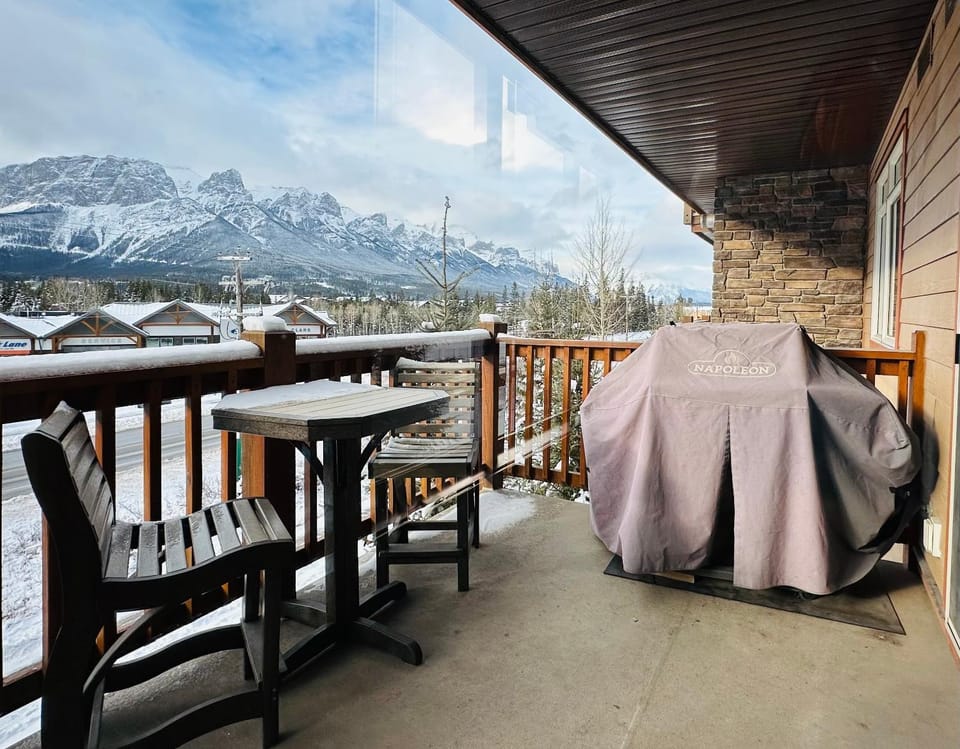 Canmore Mountain Retreat - Heated Pool & Hot-tub Apartment in Canmore
