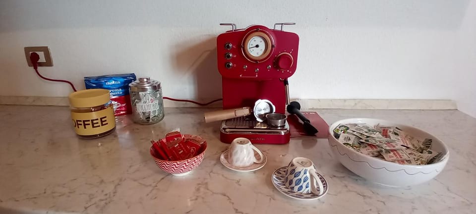 Coffee/tea facilities, Food and drinks