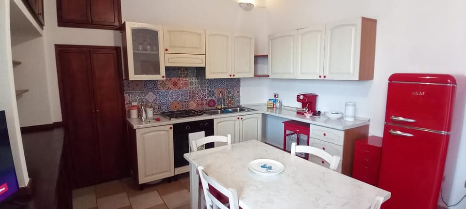 Kitchen or kitchenette, Dining area, pet friendly, stove