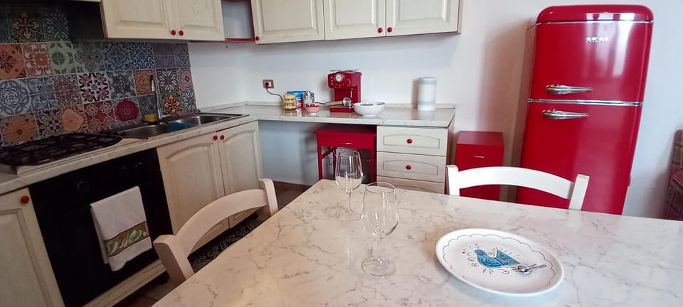 Coffee/tea facilities, Kitchen or kitchenette, Dining area, stove