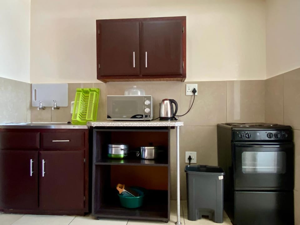 Coffee/tea facilities, Kitchen or kitchenette, oven, stove