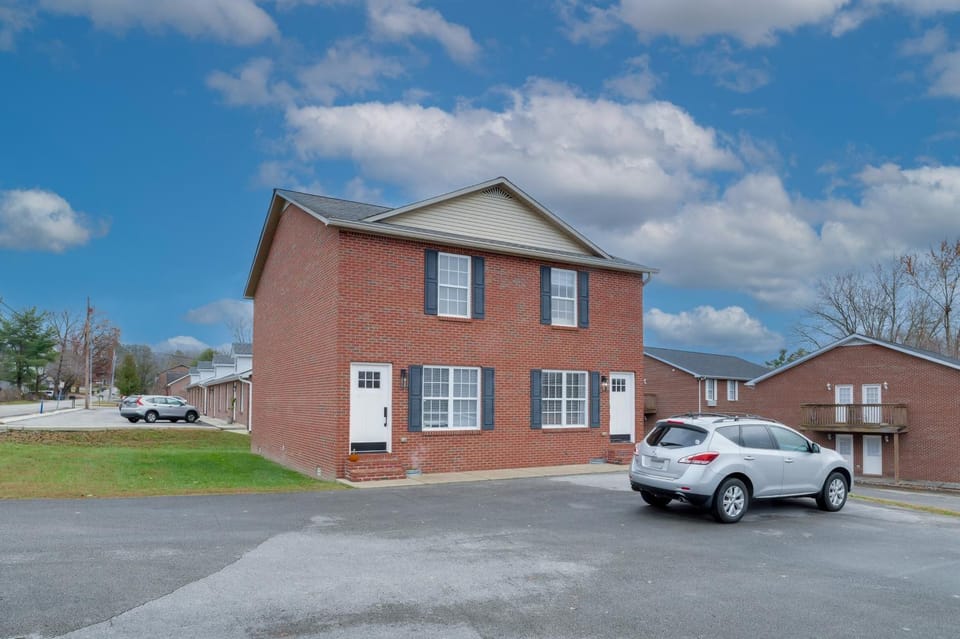 Modern Townhome: Walk to Tennessee Tech University House in Cookeville
