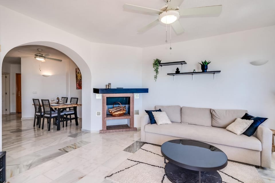 Living room, Seating area, Dining area, fireplace