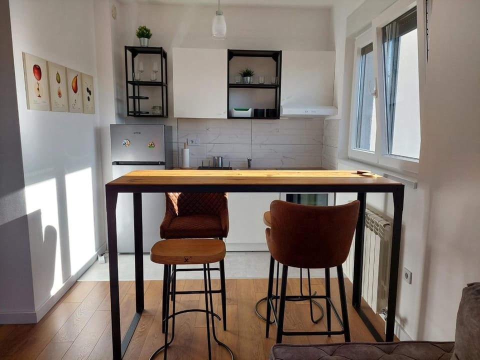 Kitchen or kitchenette, Dining area, stove