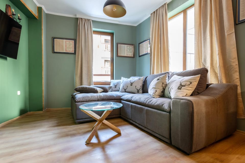 Bed, TV and multimedia, Living room