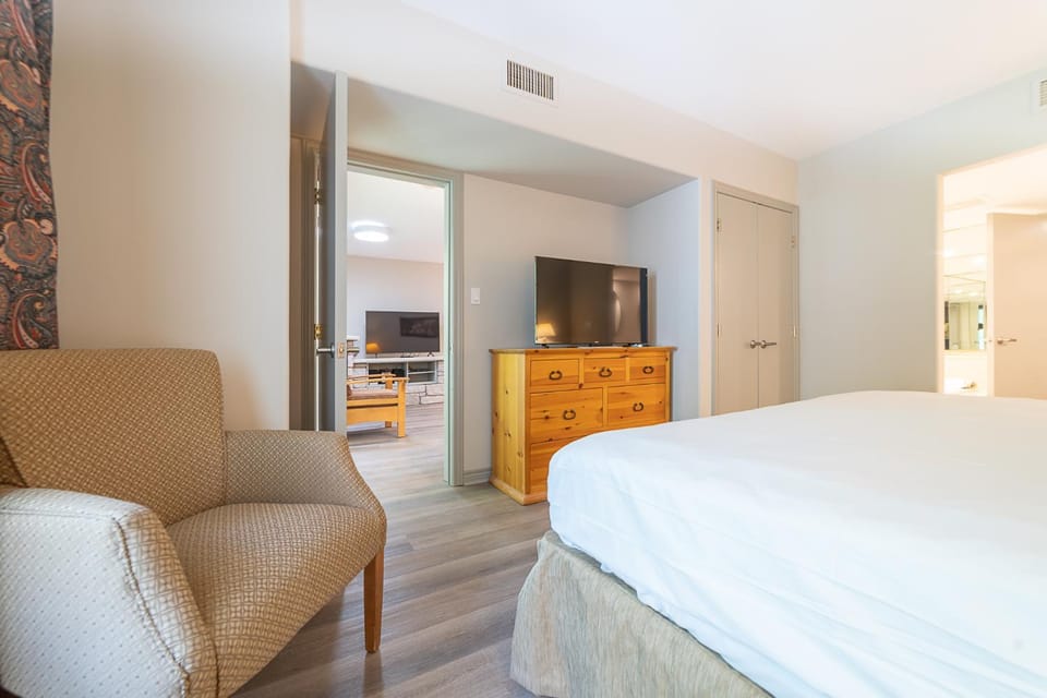 Bed, TV and multimedia, Bedroom, hair dresser