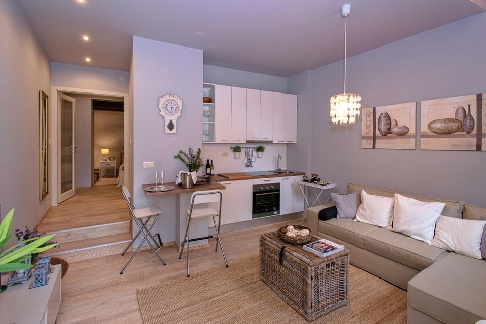 Kitchen or kitchenette, Seating area