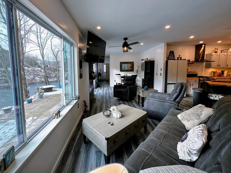 37PA Superbly appointed riverfront home in LIttleton! Skiing, hiking, firepit, wifi! House in Littleton