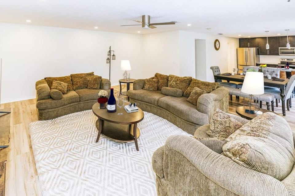 Kitchen or kitchenette, Living room, Seating area, Dining area