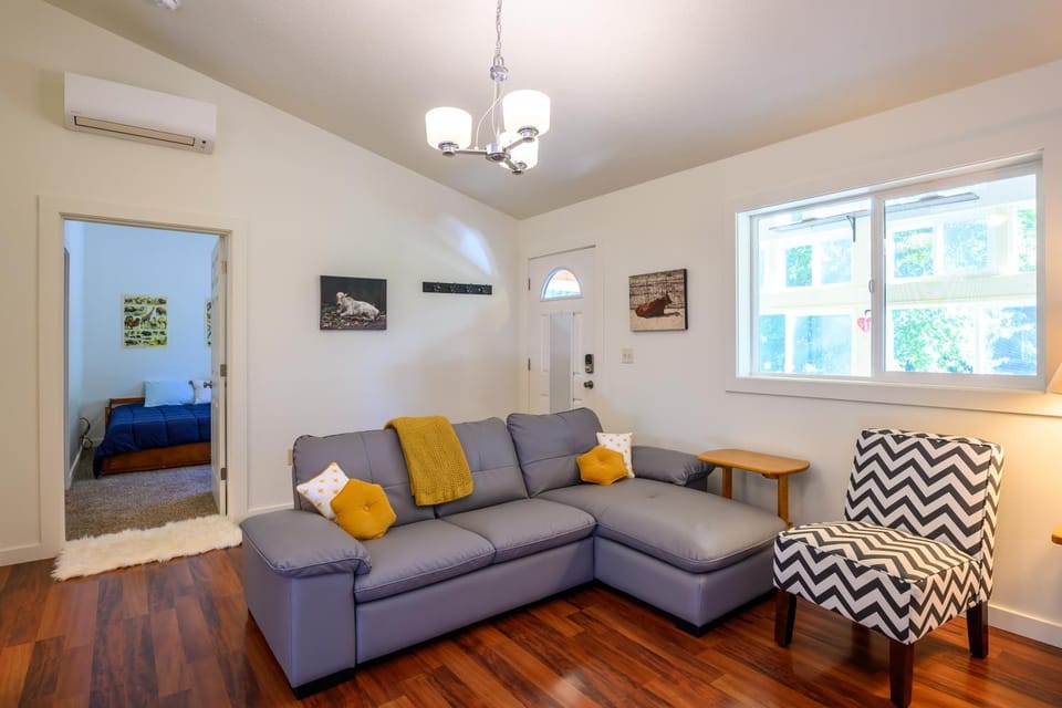 Blue House - private 2 bed, 2 bath home with garage House in Eugene