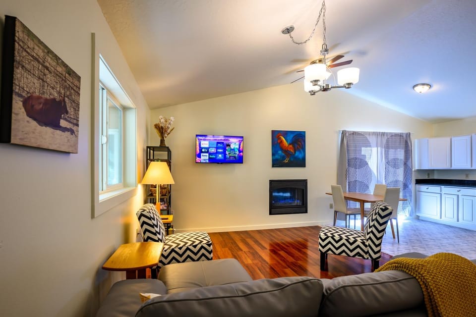 Blue House - private 2 bed, 2 bath home with garage House in Eugene