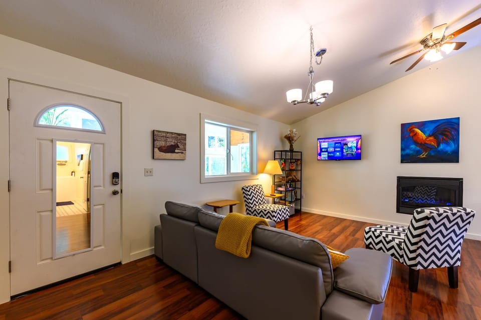 Blue House - private 2 bed, 2 bath home with garage House in Eugene