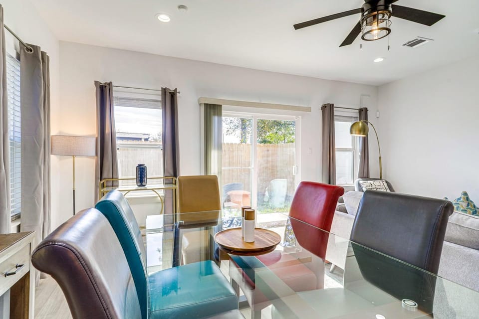 Modern Houston Retreat w/ Patio, 11 Mi to Dtwn House in Houston