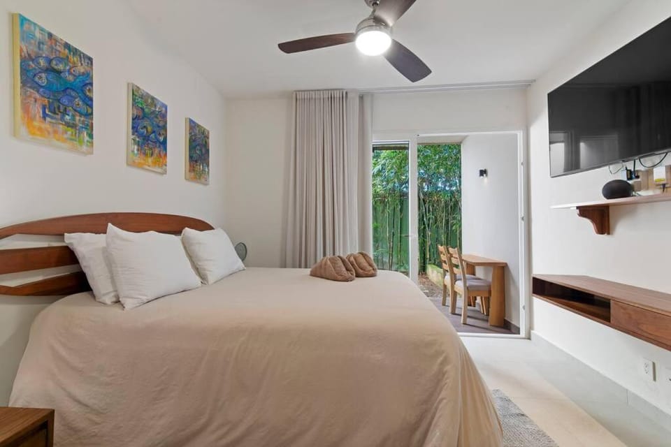 Bed, TV and multimedia, Photo of the whole room, Bedroom, fireplace