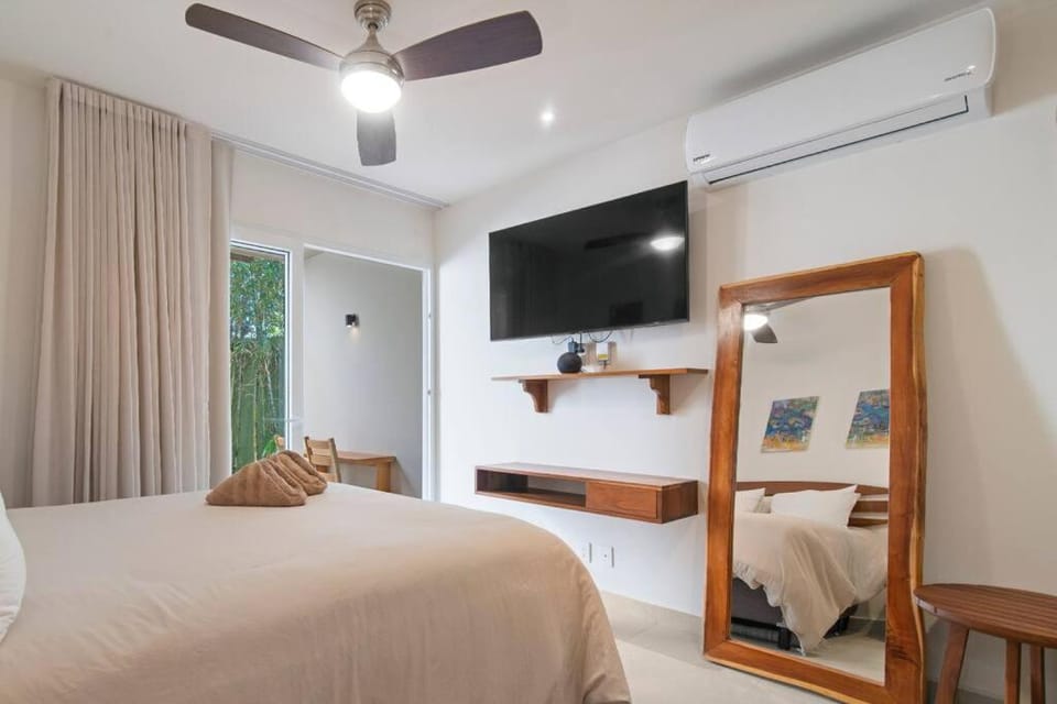 Bed, TV and multimedia, Photo of the whole room, Bedroom, fireplace