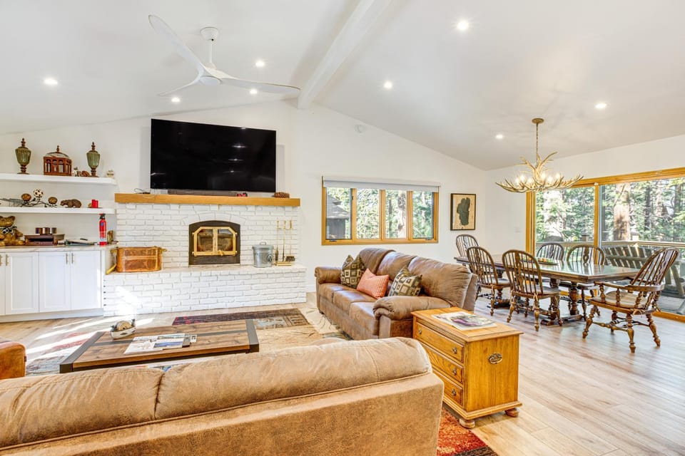 4 Mi to Slopes Family-Friendly Stateline Home! House in Round Hill Village