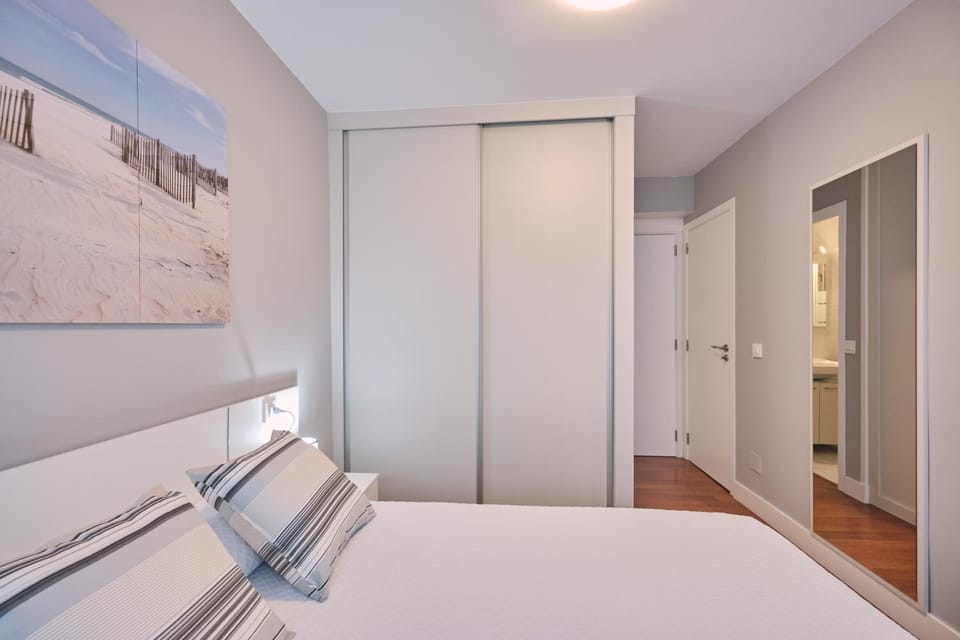 Photo of the whole room, Bedroom