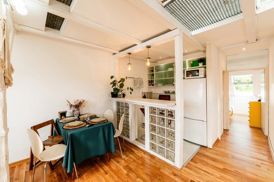 Coffee/tea facilities, Dining area, dishwasher, stove, kitchen