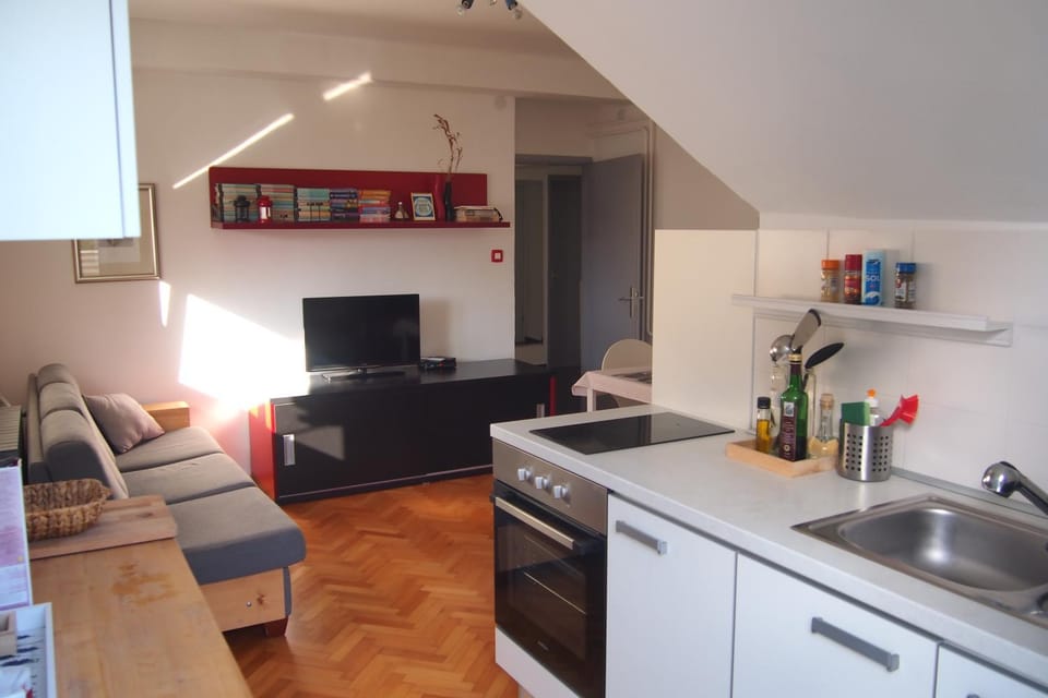 TV and multimedia, Kitchen or kitchenette, Living room