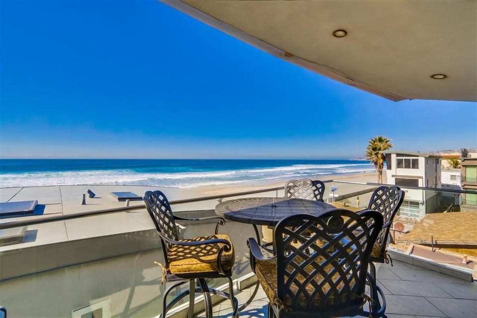 Ocean view, two-level condo with stunning view, decks, fast WiFi & fireplace House in Mission Beach
