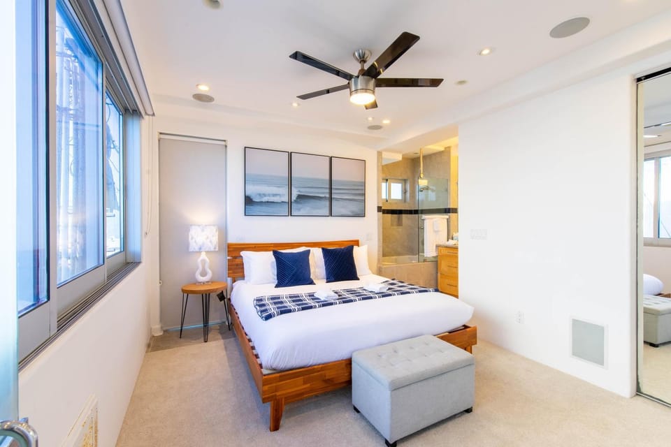 Ocean view, two-level condo with stunning view, decks, fast WiFi & fireplace House in Mission Beach